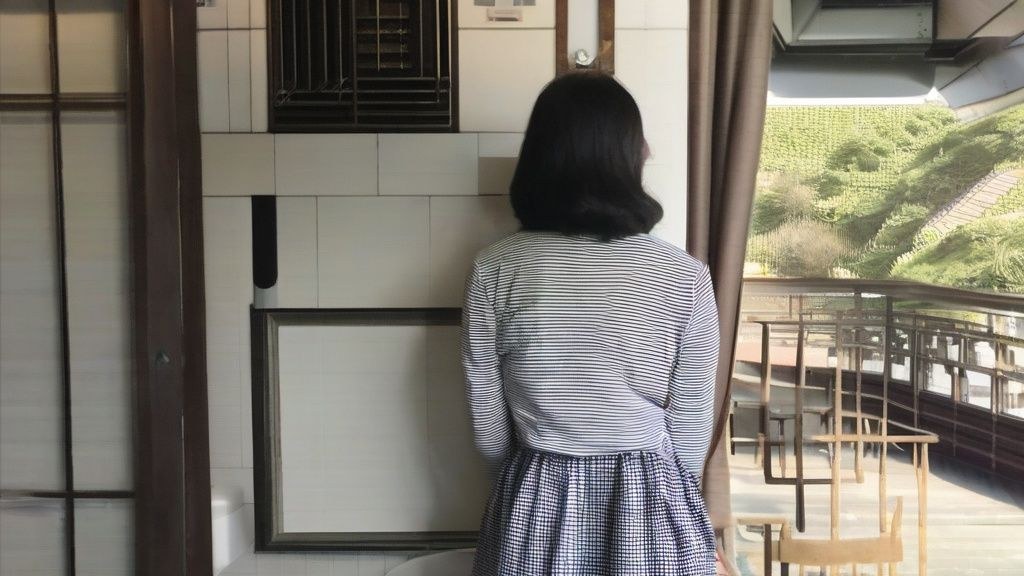 다양한 취미 용품들이 놓인 테이블 위, 따뜻한 햇살이 비추는 한국 가정집 거실 풍경