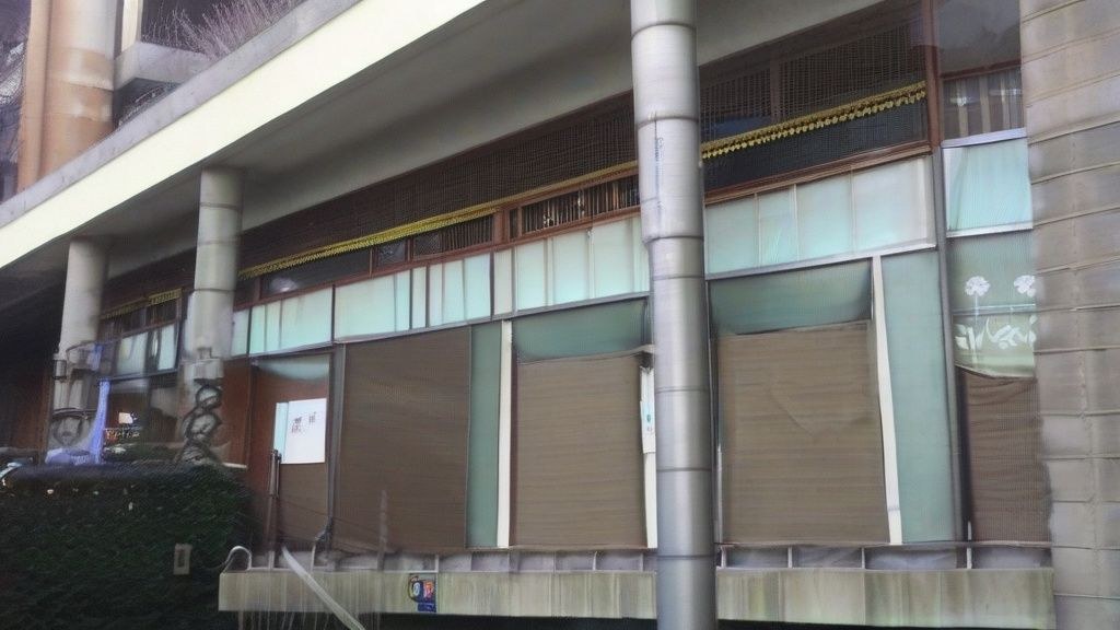 한국의 30대 여성이 책상에 앉아 노트북으로 취미 관련 정보를 검색하며 미소 짓는 모습